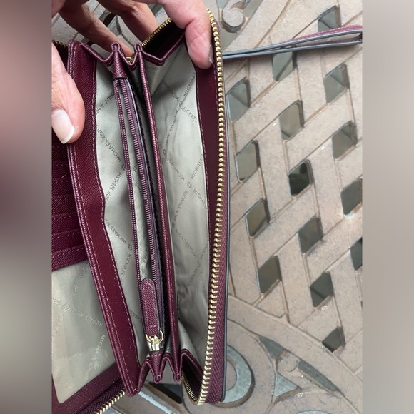 MICHAEL KORS Merlot Jet Set zip around wallet wristlet - Picture 5 of 6